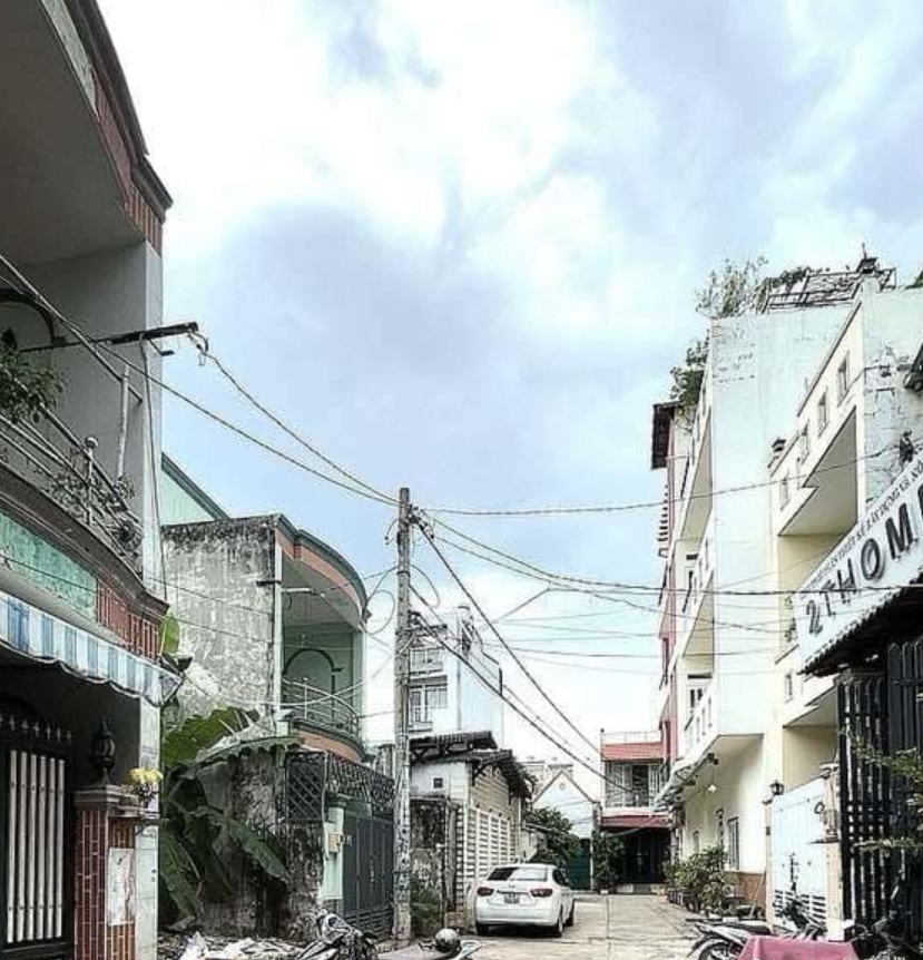 BÁN NHÀ BẰNG GIÁ BÁN ĐẤT ( RẺ HƠN ĐỀN BÙ ) - CHỈ ĐÚNG 3 TỶ - SỞ HỮU NGAY LÔ ĐẤT HIẾM , GIÁ ĐỀN BÙ , DIỆN TÍCH LỚN , HẺM XE TẢI NÉ NHAU !!